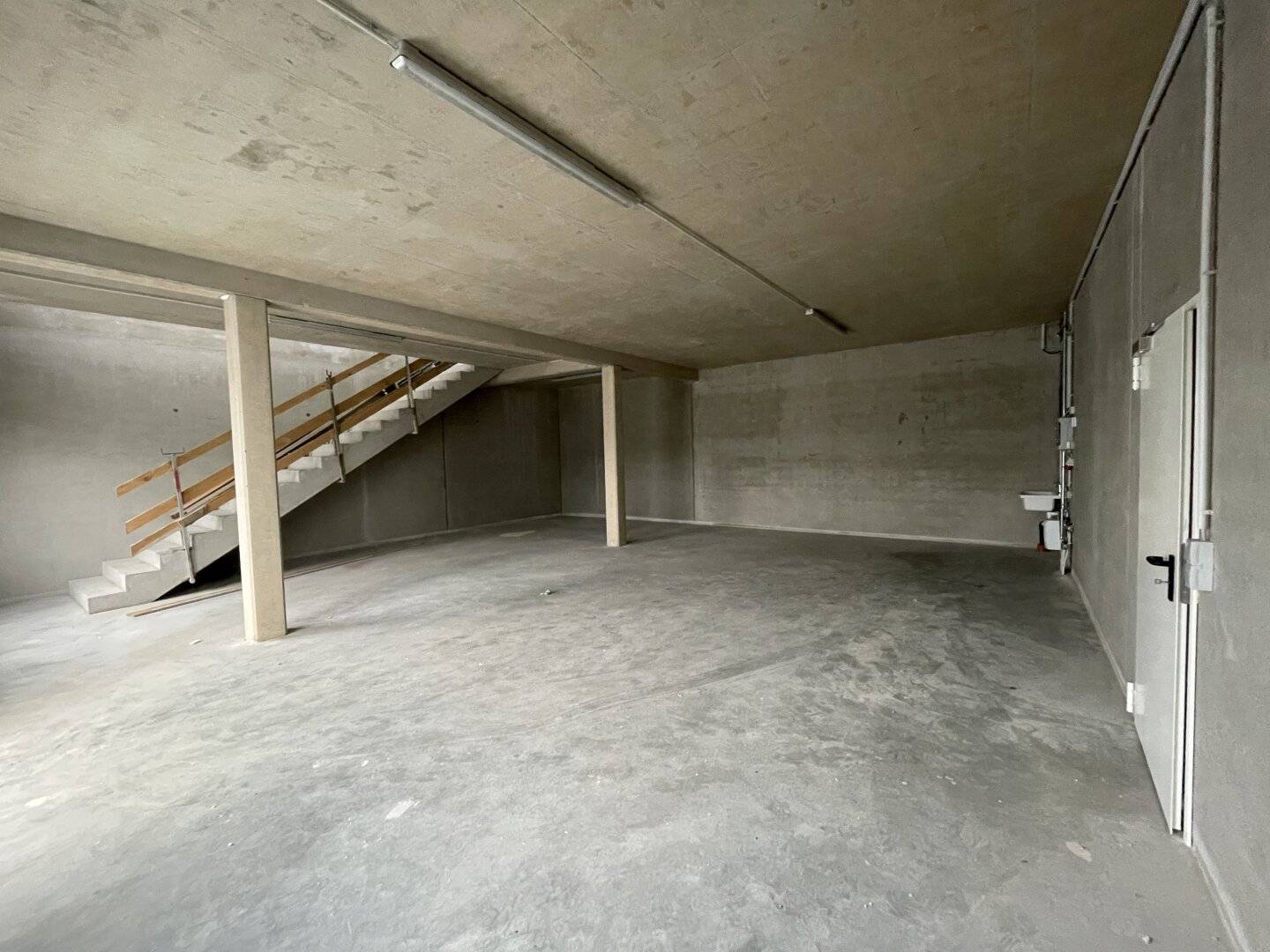 Immediate occupancy at the A1 approx. 176 m² office / medical practice / storage space on two levels in the Ansfelden business park for rent (Top 13)