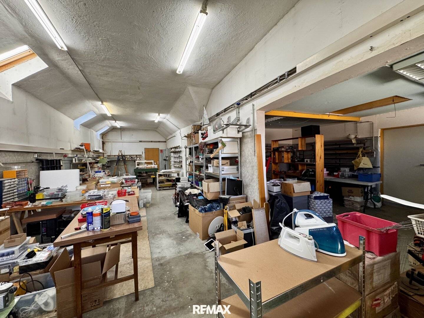 Former carpentry with large workshop, storage, offices (approx. 238 m² usable space) and apartment on the upper floor