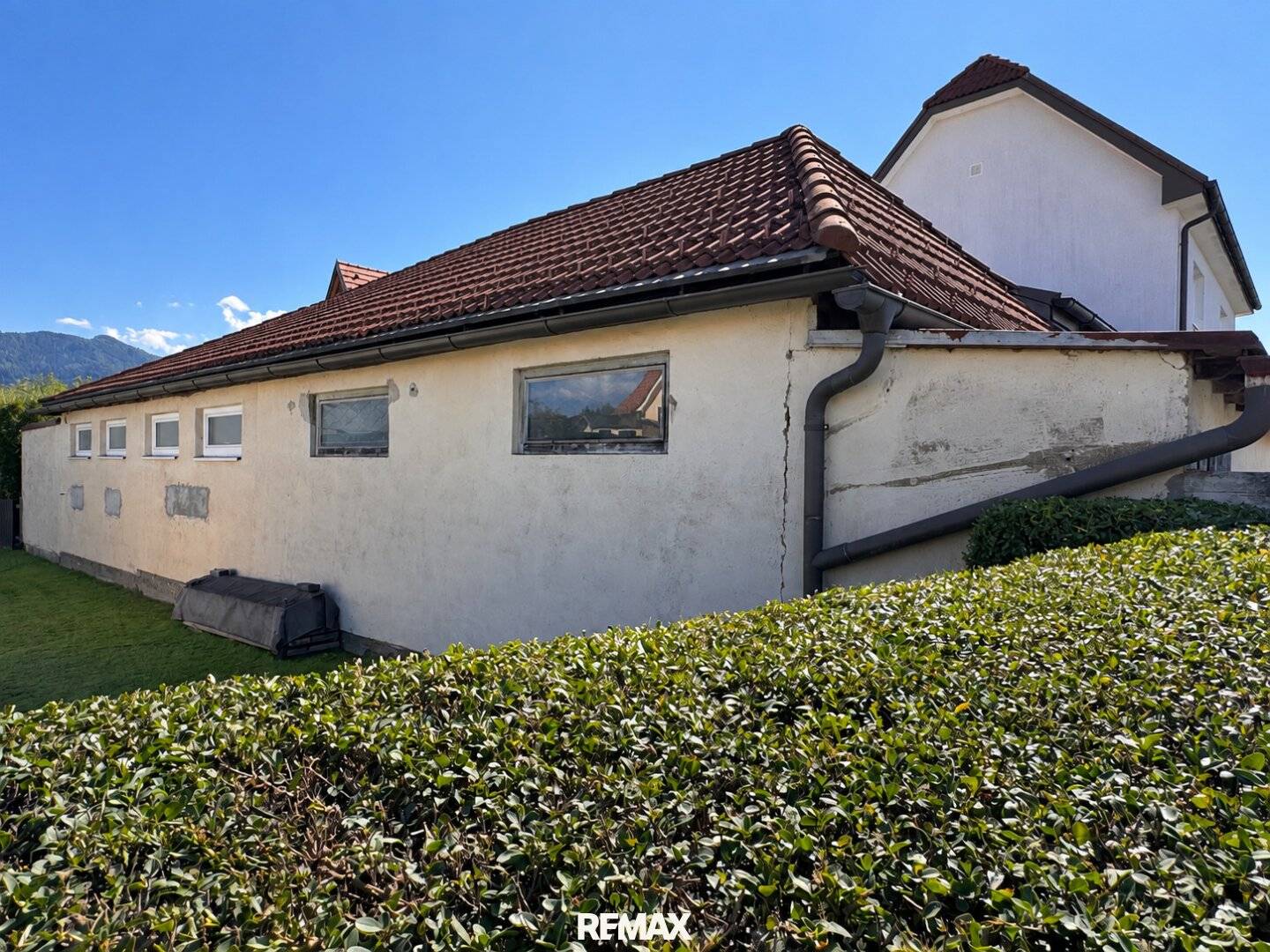 Former carpentry with large workshop, storage, offices (approx. 238 m² usable space) and apartment on the upper floor