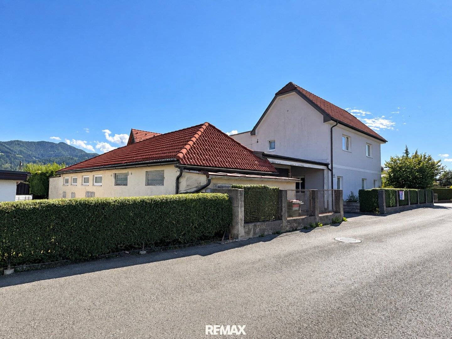 Former carpentry with large workshop, storage, offices (approx. 238 m² usable space) and apartment on the upper floor