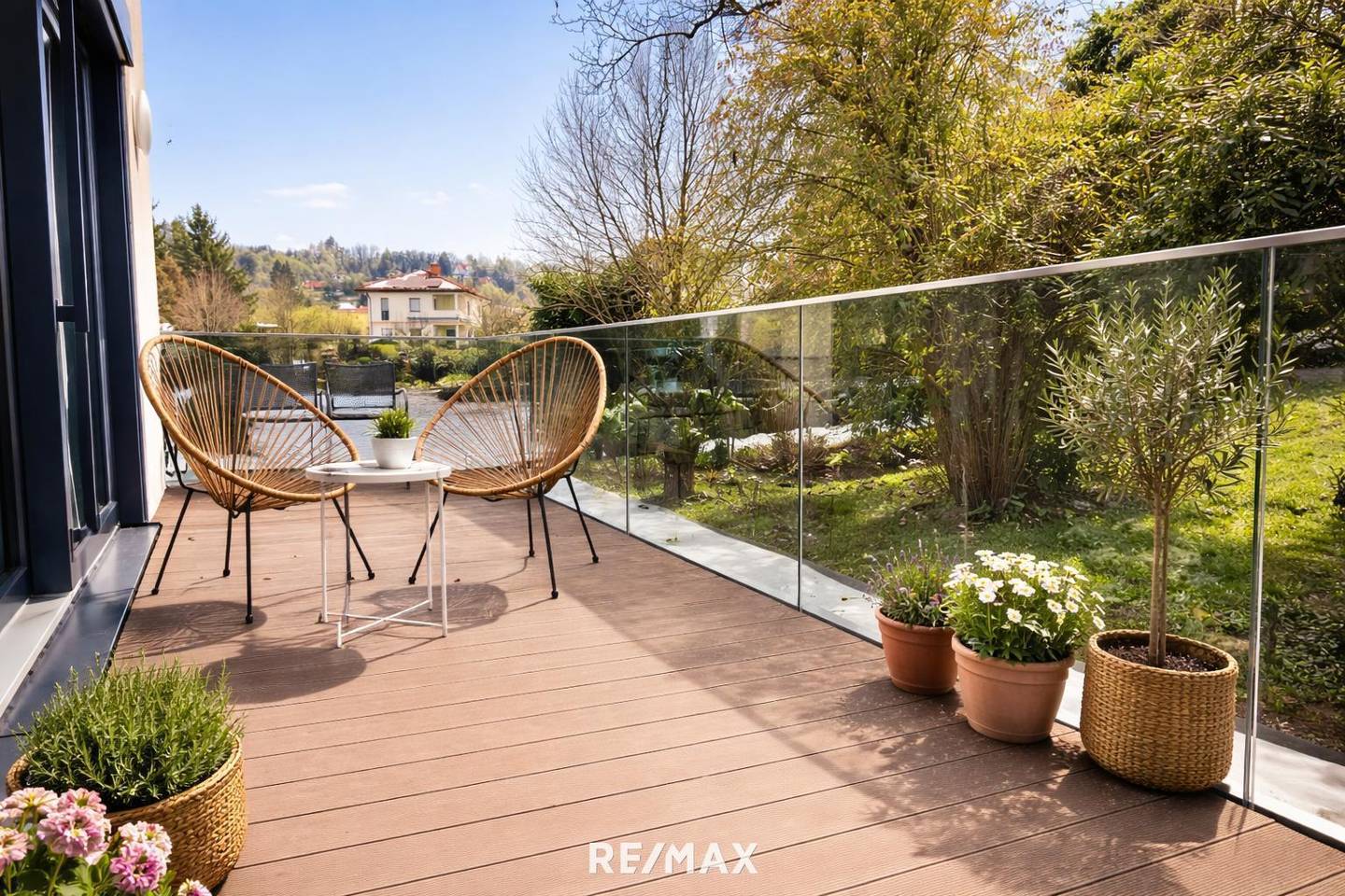 Exclusive apartment with carport and sunny balcony