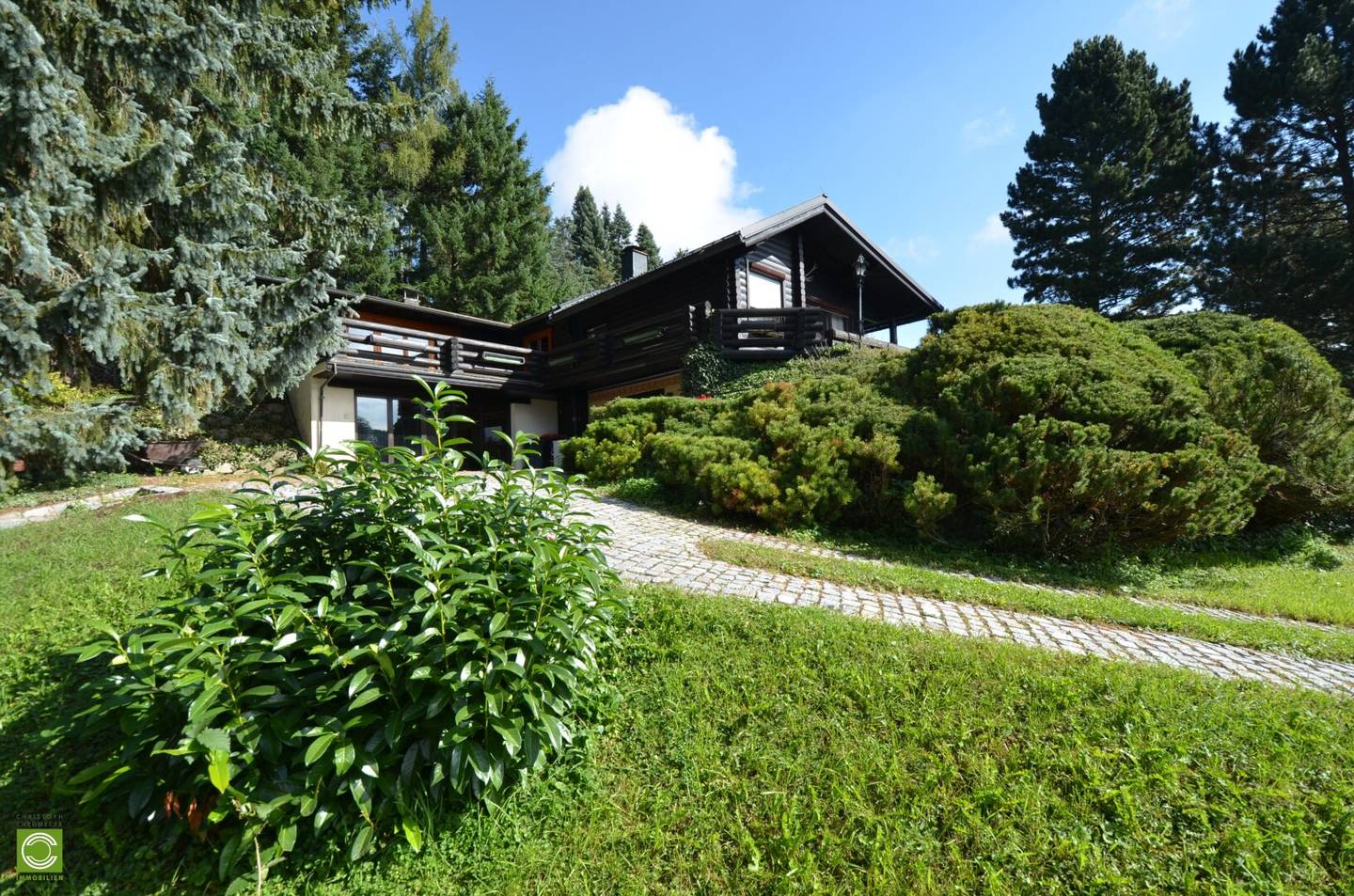 CHRISTOPH CHROMECEK IMMOBILIEN Sulz im Wienerwald Dream building plot with a log cabin in green peaceful location