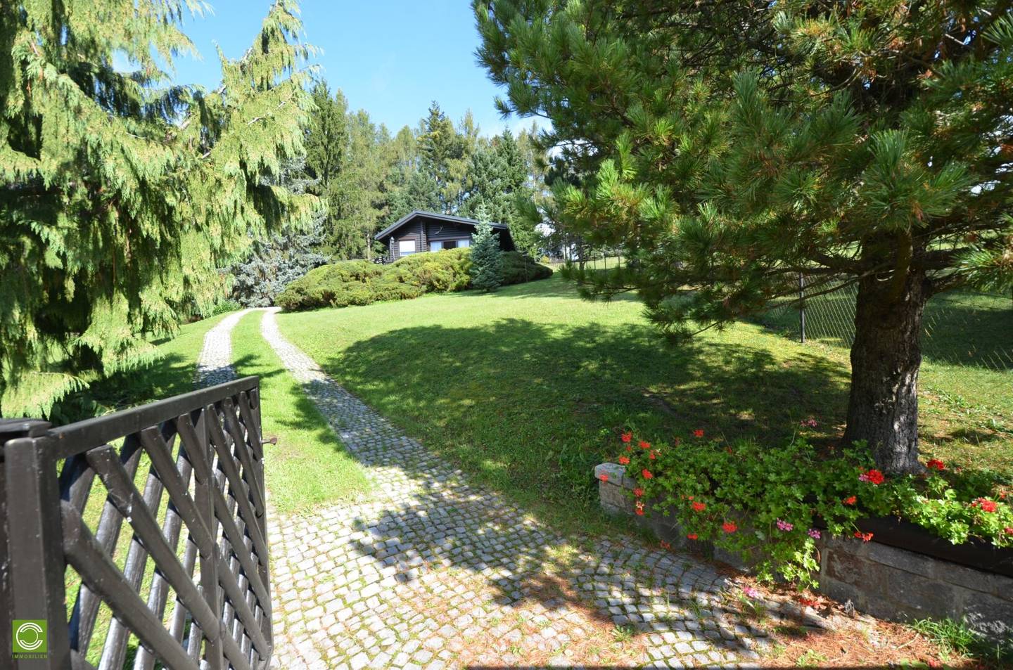 CHRISTOPH CHROMECEK IMMOBILIEN Sulz im Wienerwald Dream building plot with a log cabin in green peaceful location