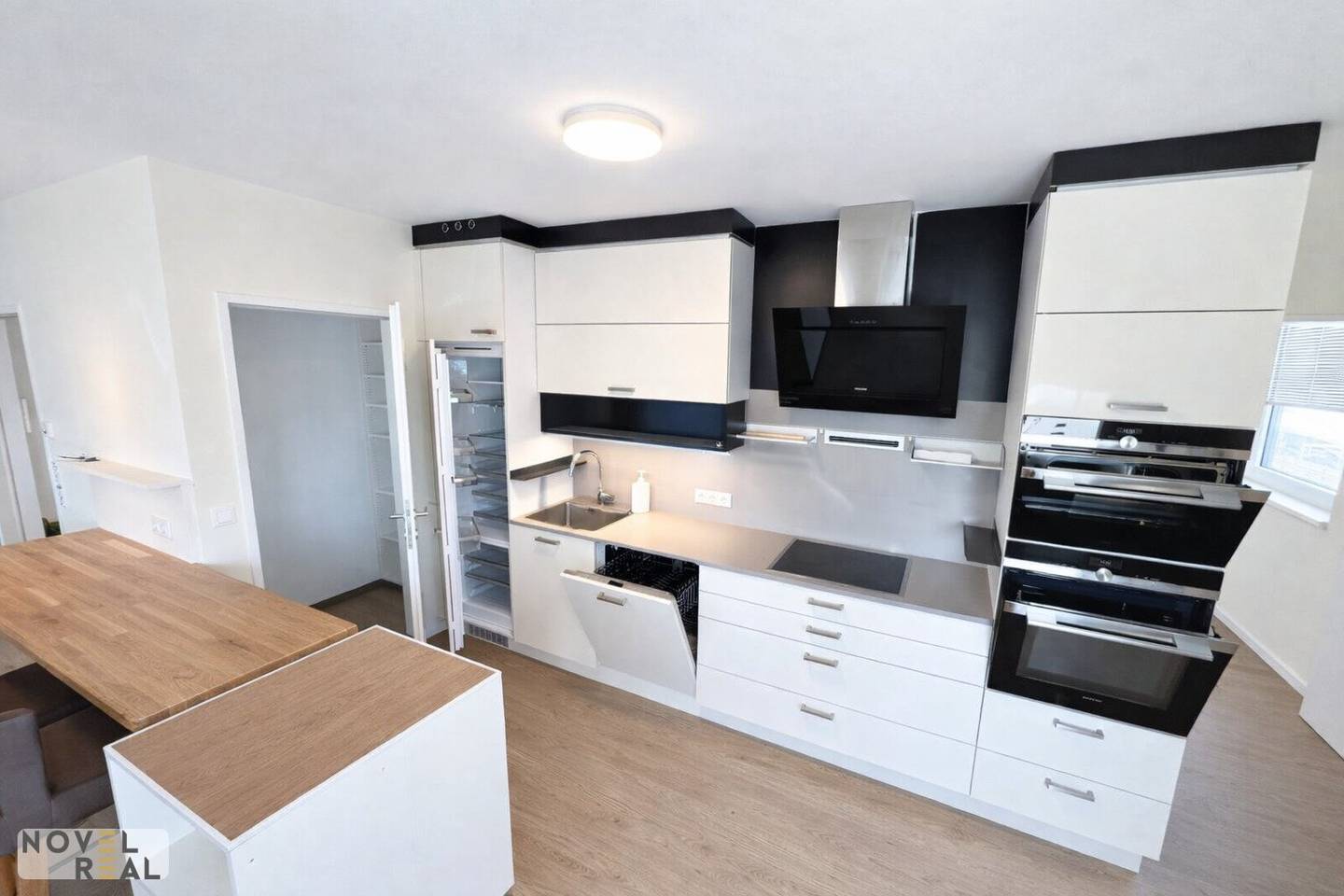 Wohnung mit Loggia Panoramablick Sky Tower