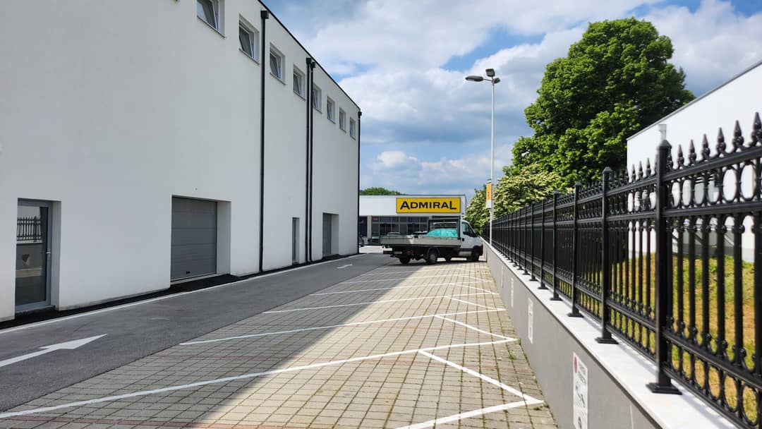 Gewerbehalle in Langenzersdorf mit 2 KFZ-Stellplätzen und Rolltor