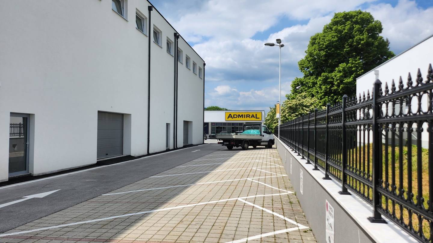 Gewerbehalle in Langenzersdorf mit 2 KFZ-Stellplätzen und Rolltor