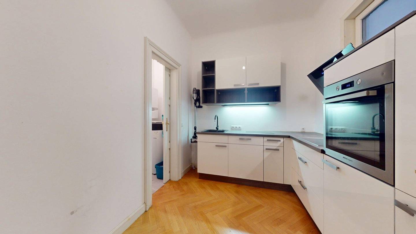 Old building apartment near downtown with lift