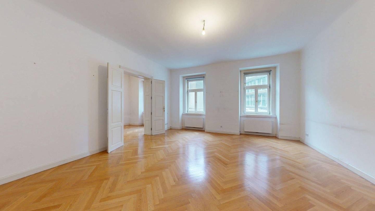 Old building apartment near downtown with lift