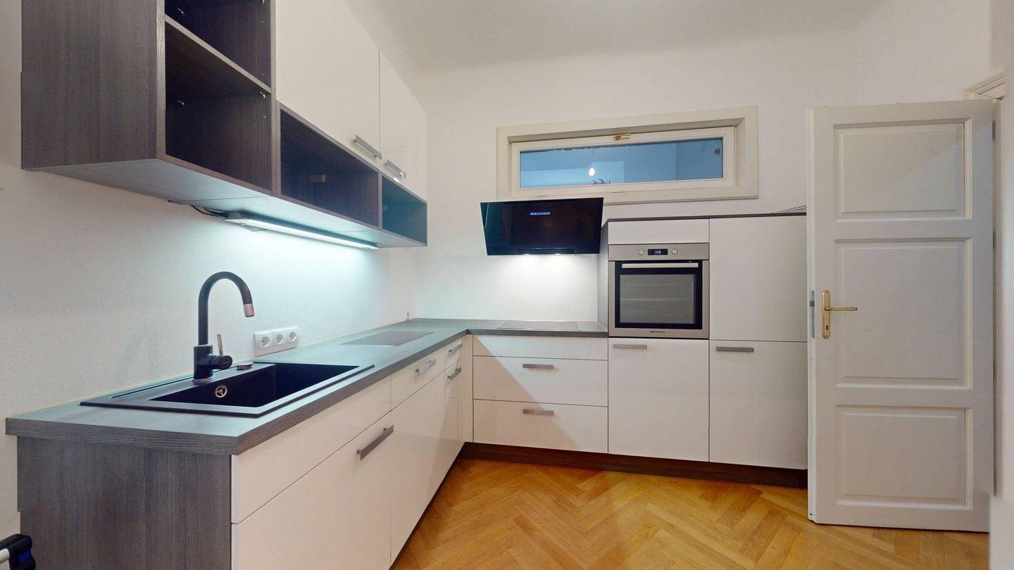 Old building apartment near downtown with lift
