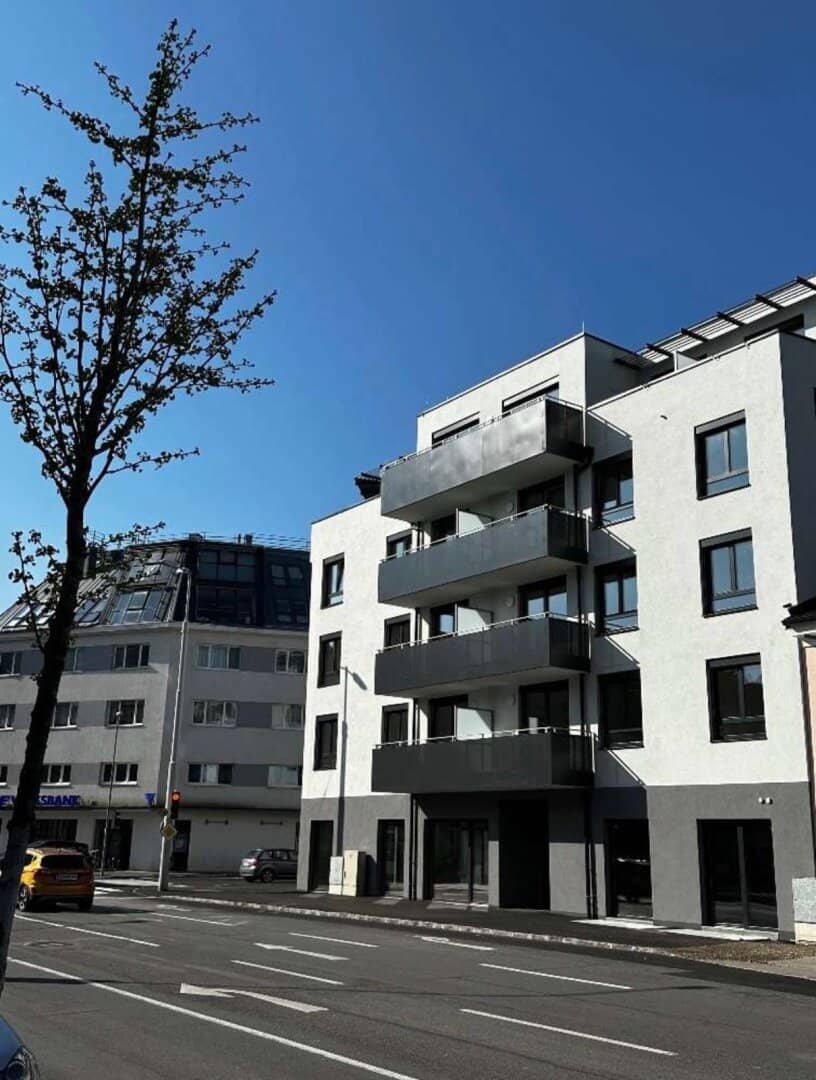 Immediately available! Within walking distance to the railway station and main square! Includes balcony! Is included balcony? I think it's included though that is the original German; But it's fine to have 3 exclamations. Wait. I'll deliver as: Immediately available! Within walking distance to the railway station and main square! Includes balcony! The exclamations are fine.