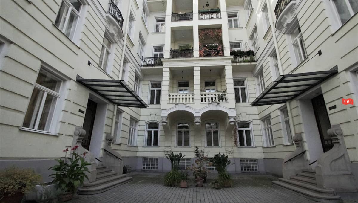 Neu sanierte Etagenwohnung am Naschmarkt mit 5 Zimmern und 2 Balkone