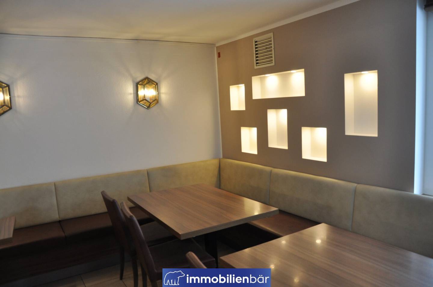 Premises with great potential ready to start at the Market Square in Neumarkt im Hausruckkreis