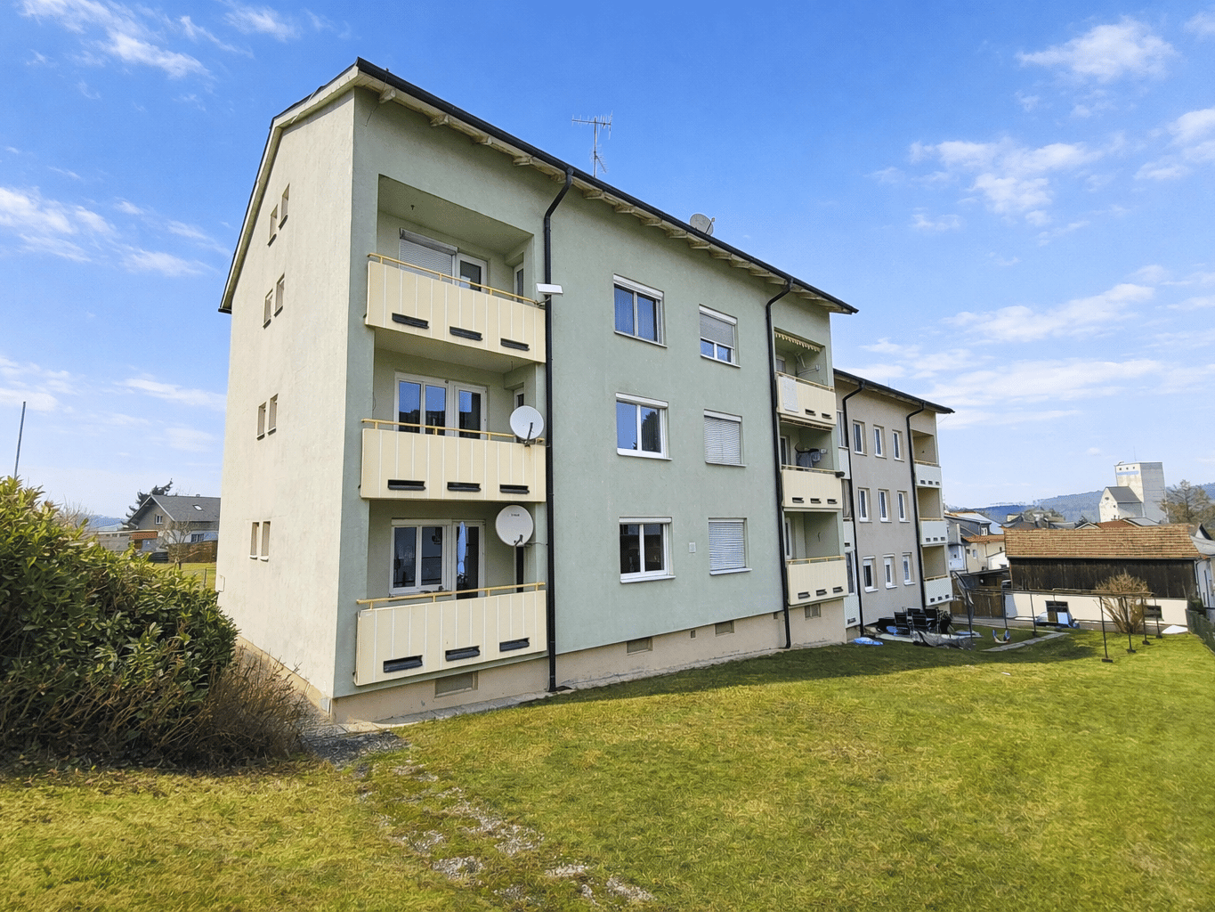Wohnung mit Loggia und voll möbliert