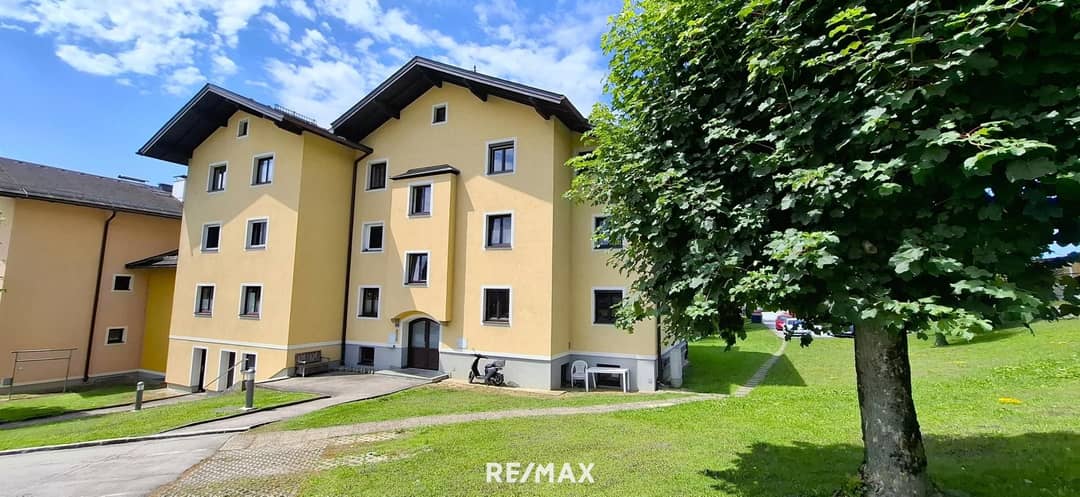 Wohnung im Hochparterre mit Westbalkon und Kamin