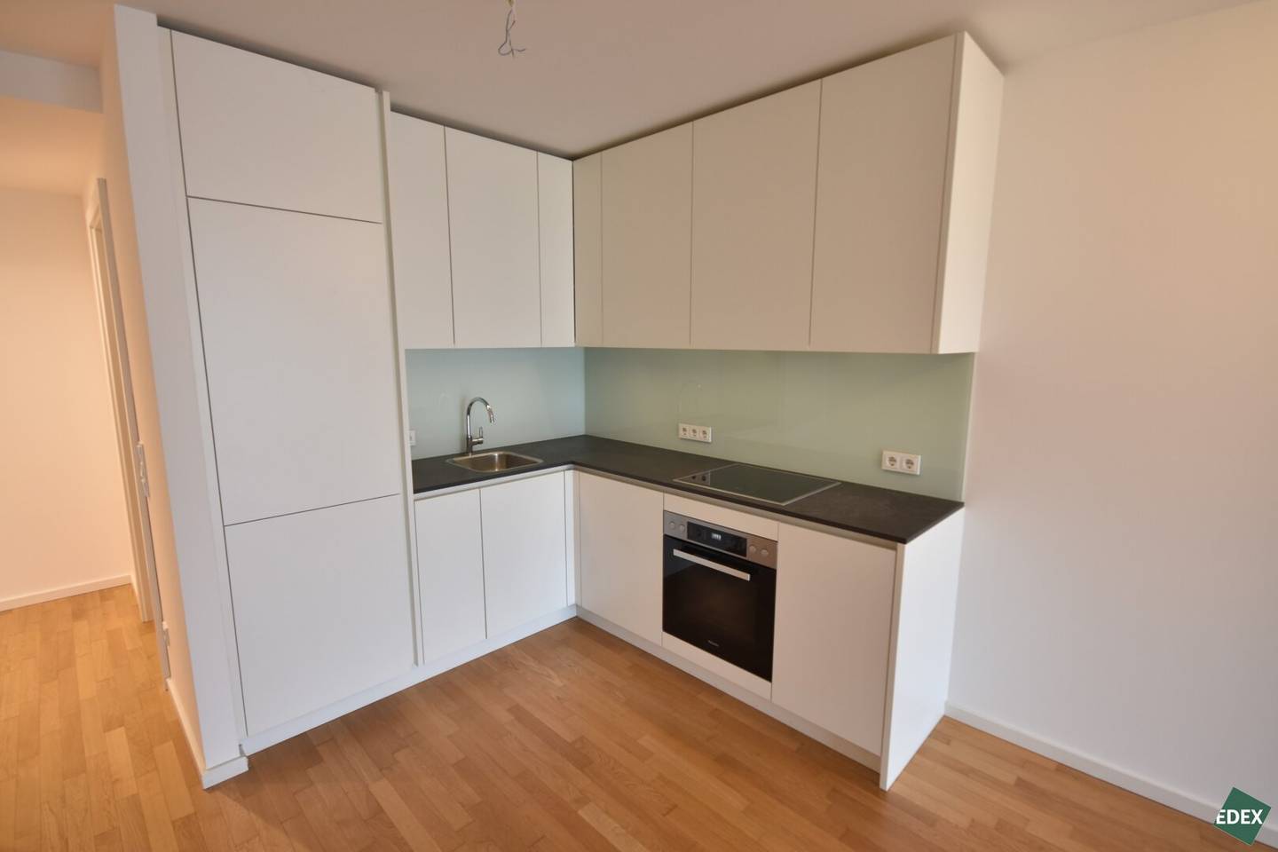 Helle Etagenwohnung mit sonniger Loggia und Einbauküche