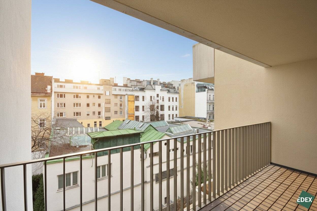 Helle Etagenwohnung mit sonniger Loggia und Einbauküche