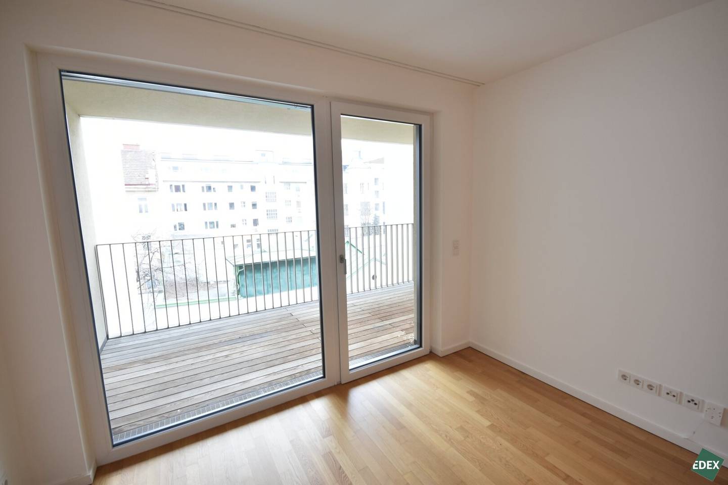 Helle Etagenwohnung mit sonniger Loggia und Einbauküche