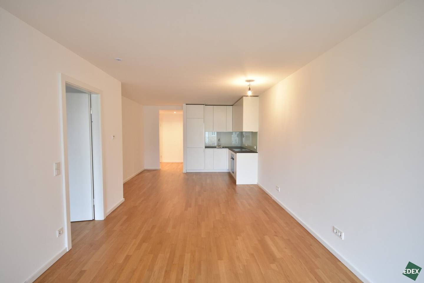 Helle Etagenwohnung mit sonniger Loggia und Einbauküche