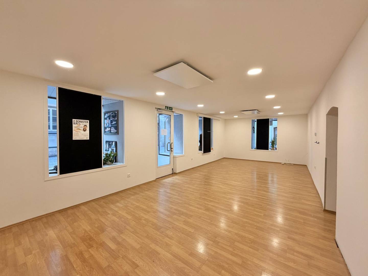 Helle Erdgeschosswohnung mit großen Schaufenstern