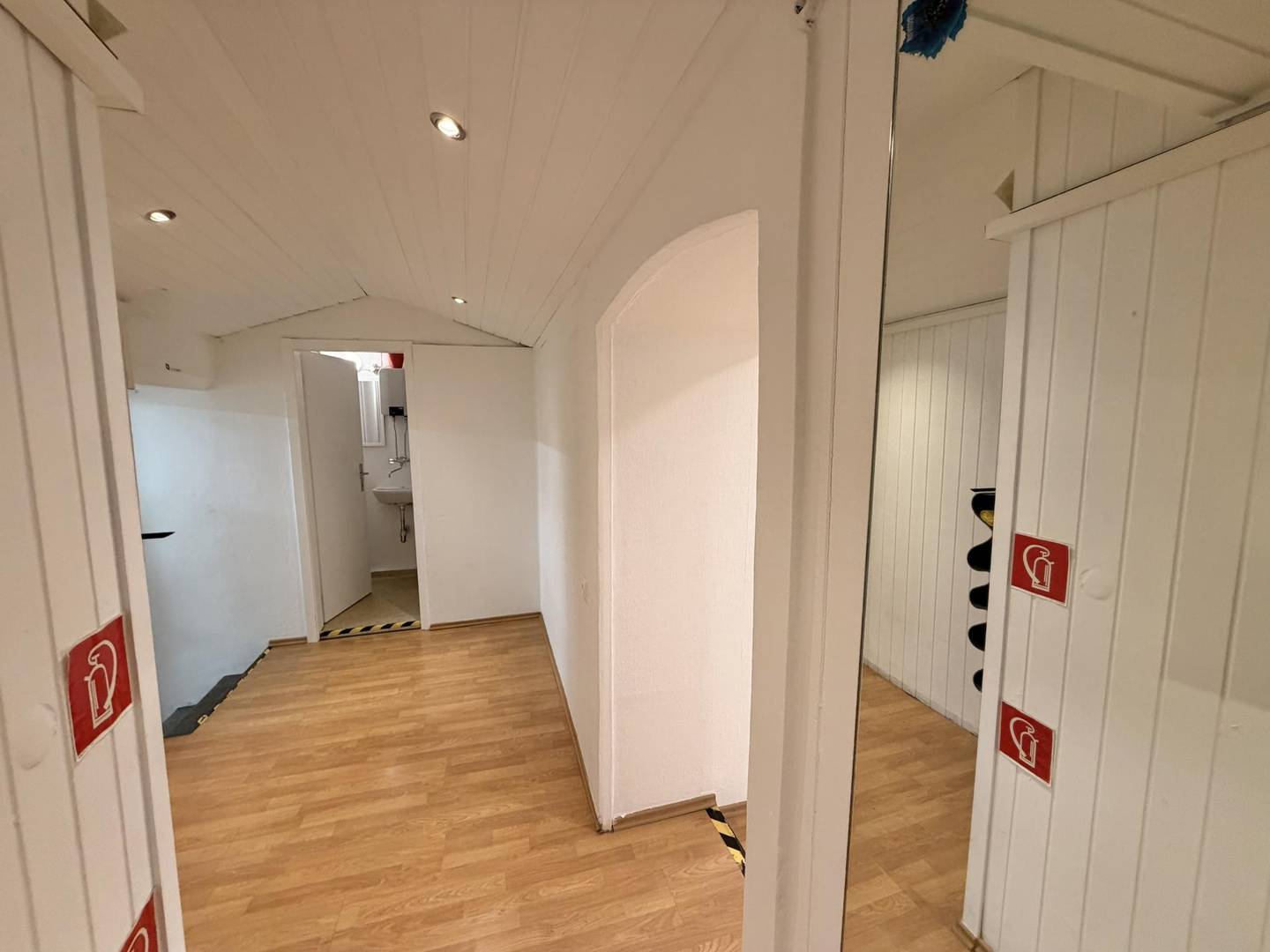 Helle Erdgeschosswohnung mit großen Schaufenstern