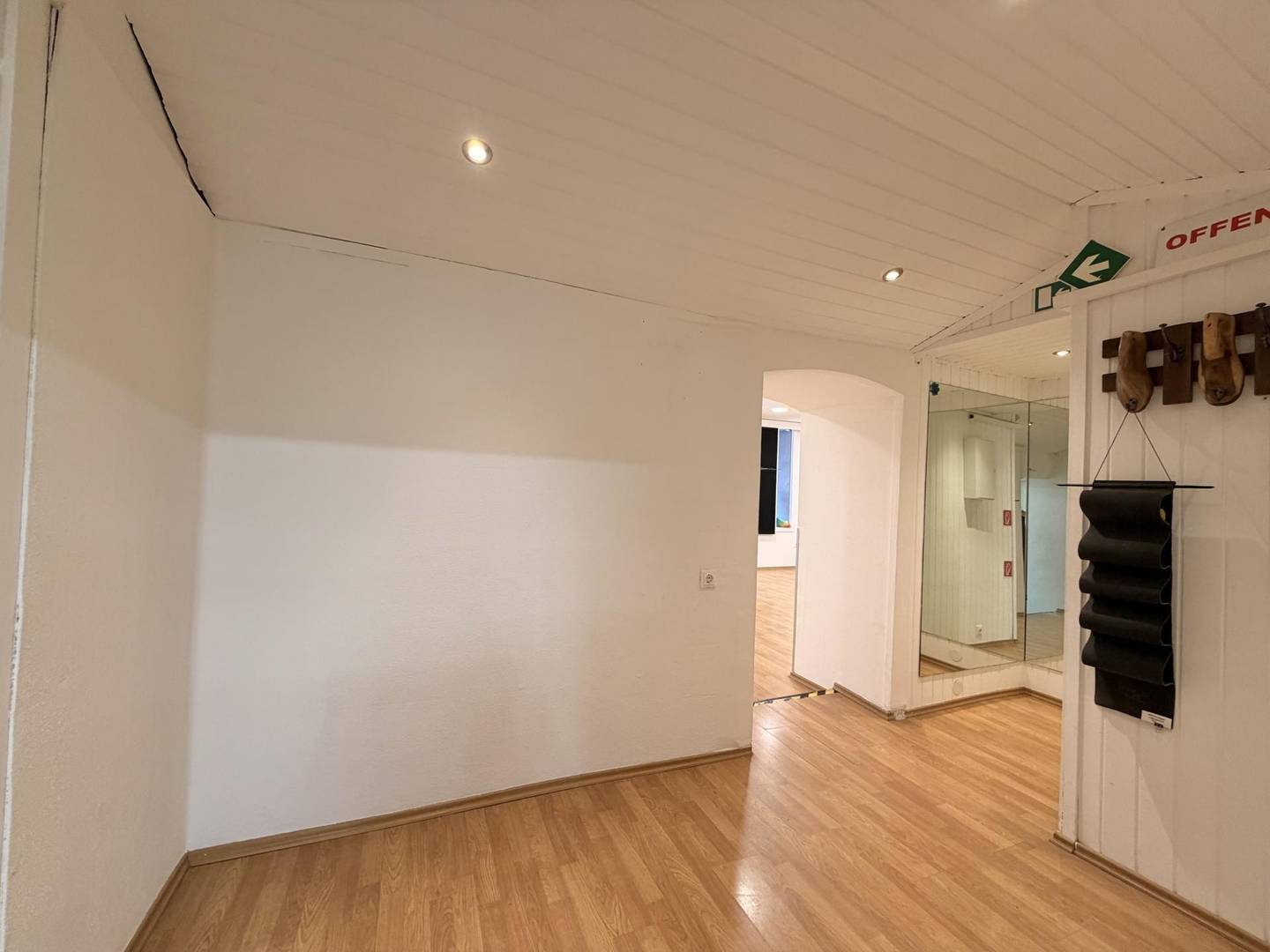 Helle Erdgeschosswohnung mit großen Schaufenstern