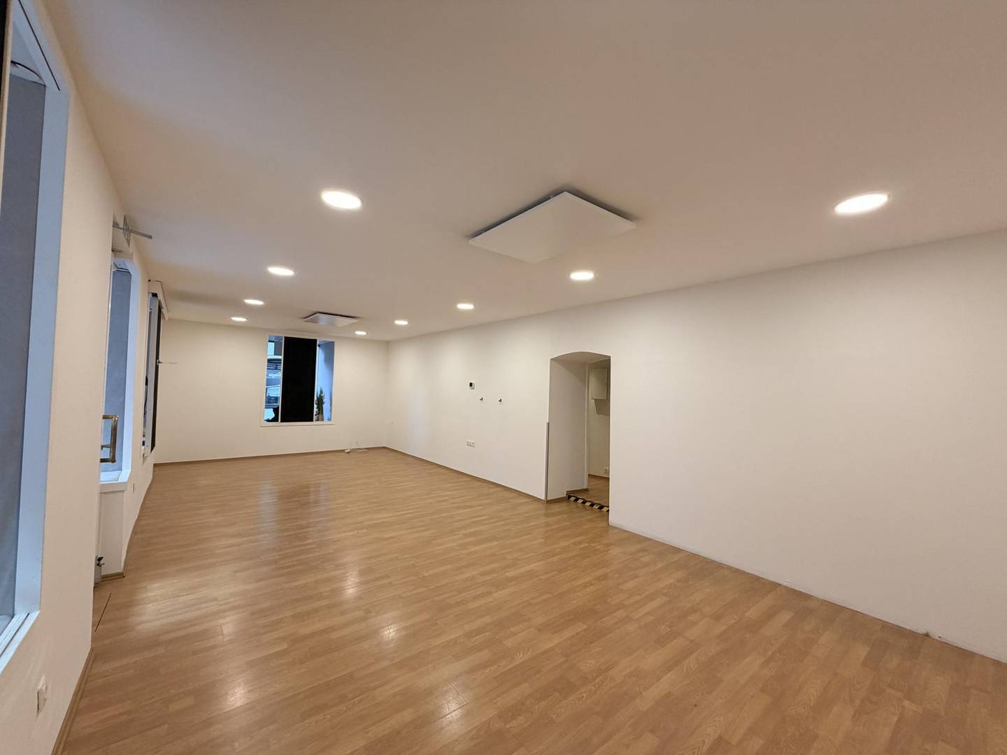 Helle Erdgeschosswohnung mit großen Schaufenstern