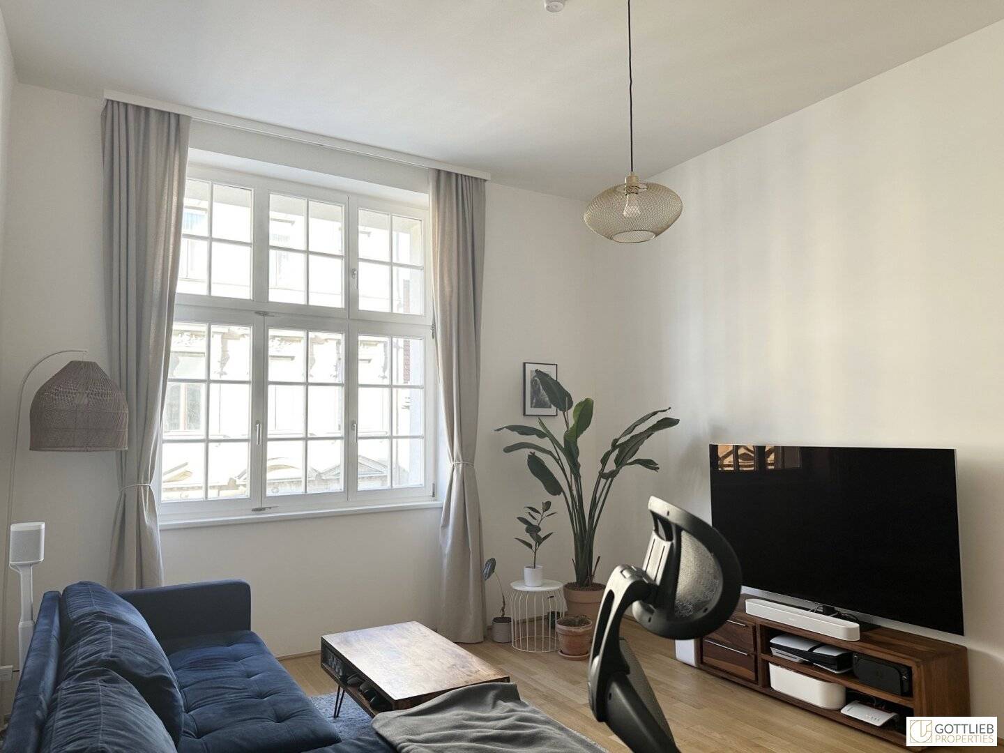 Renovated period apartment with parquet and lift in Margareten