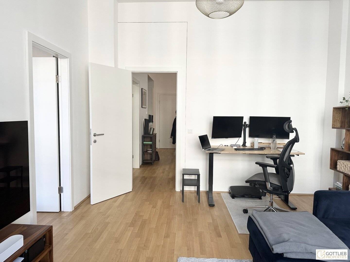 Renovated period apartment with parquet and lift in Margareten