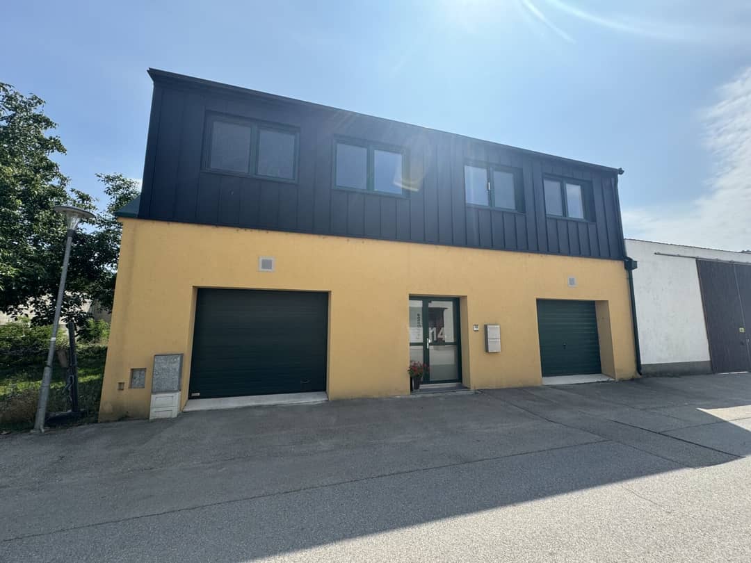 Zweifamilienhaus in Michelhausen mit PV-Anlage, Garagen & 2 Wohnungen