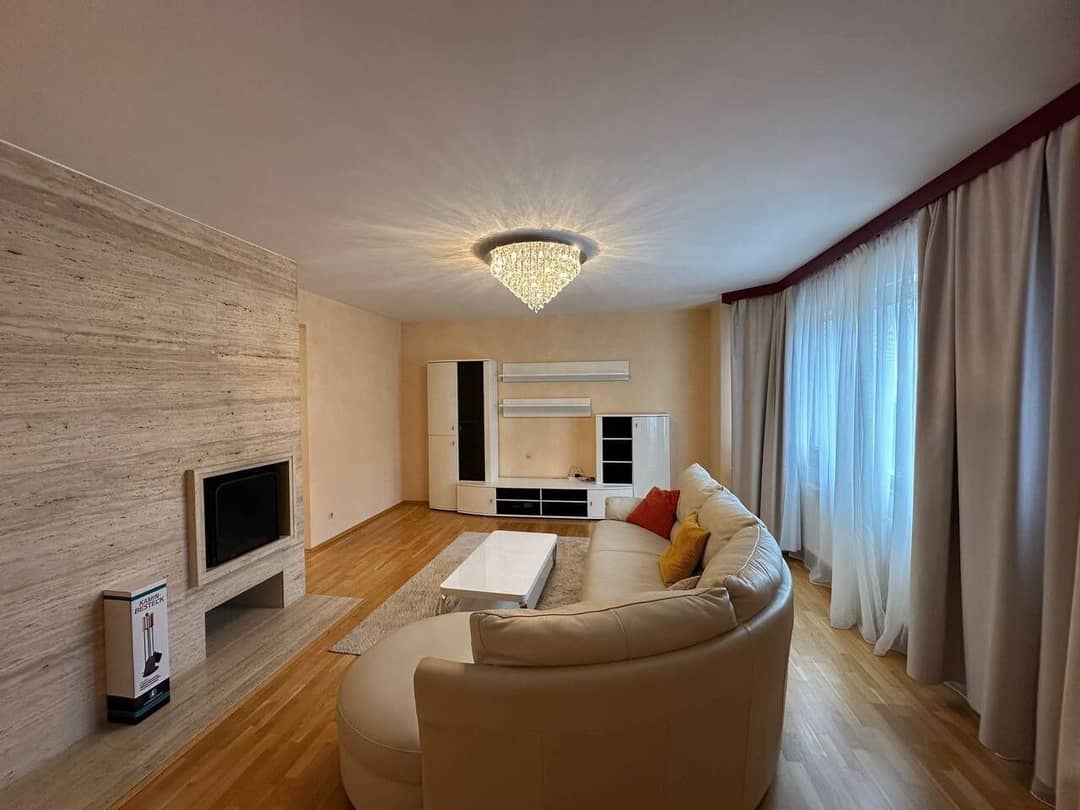 Apartment near Pötzleinsdorfer Schlosspark with loggia and pool