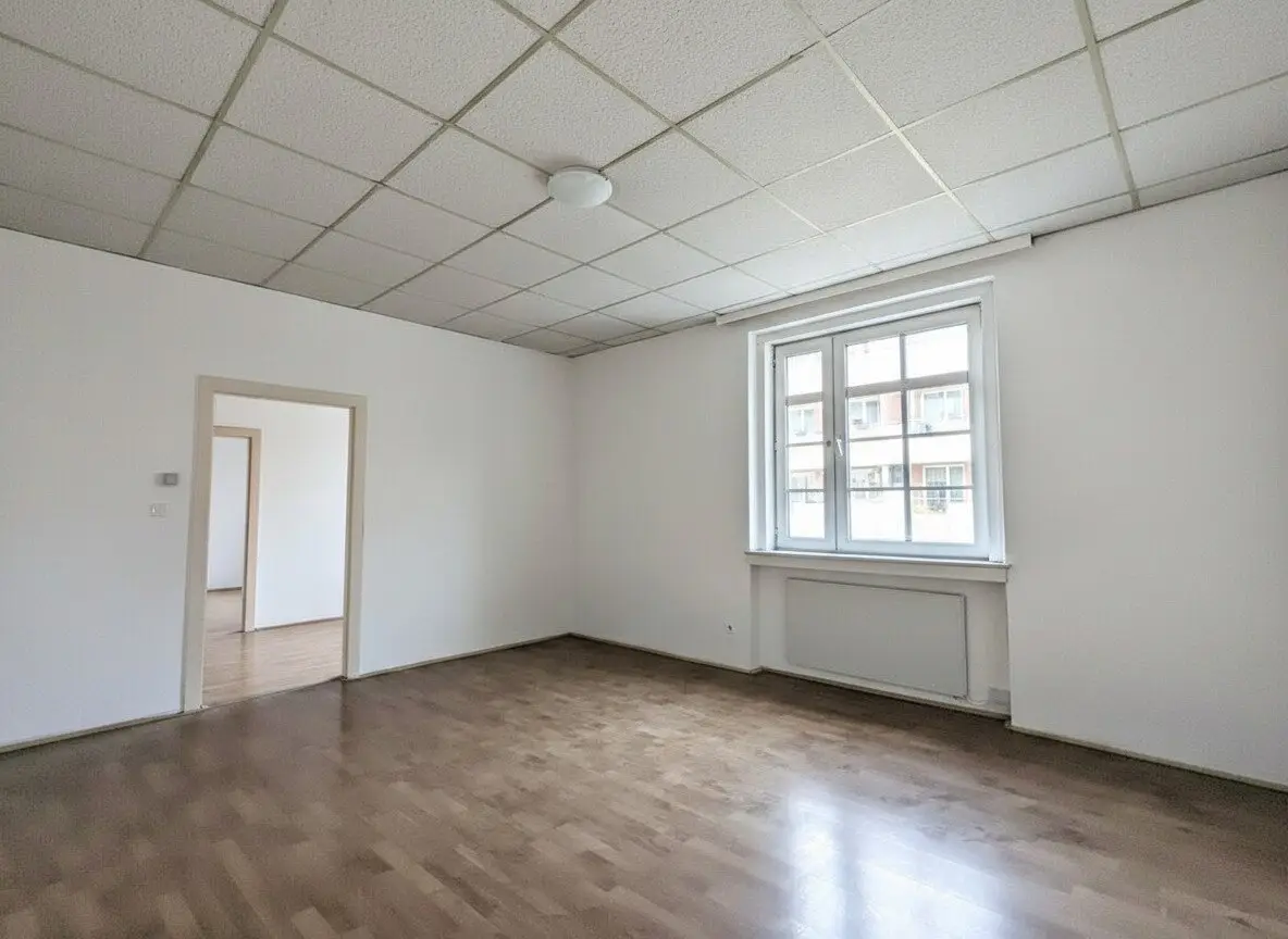 ++NEW++ 3-Room Old-Building Apartment (needs renovation) with lots of potential