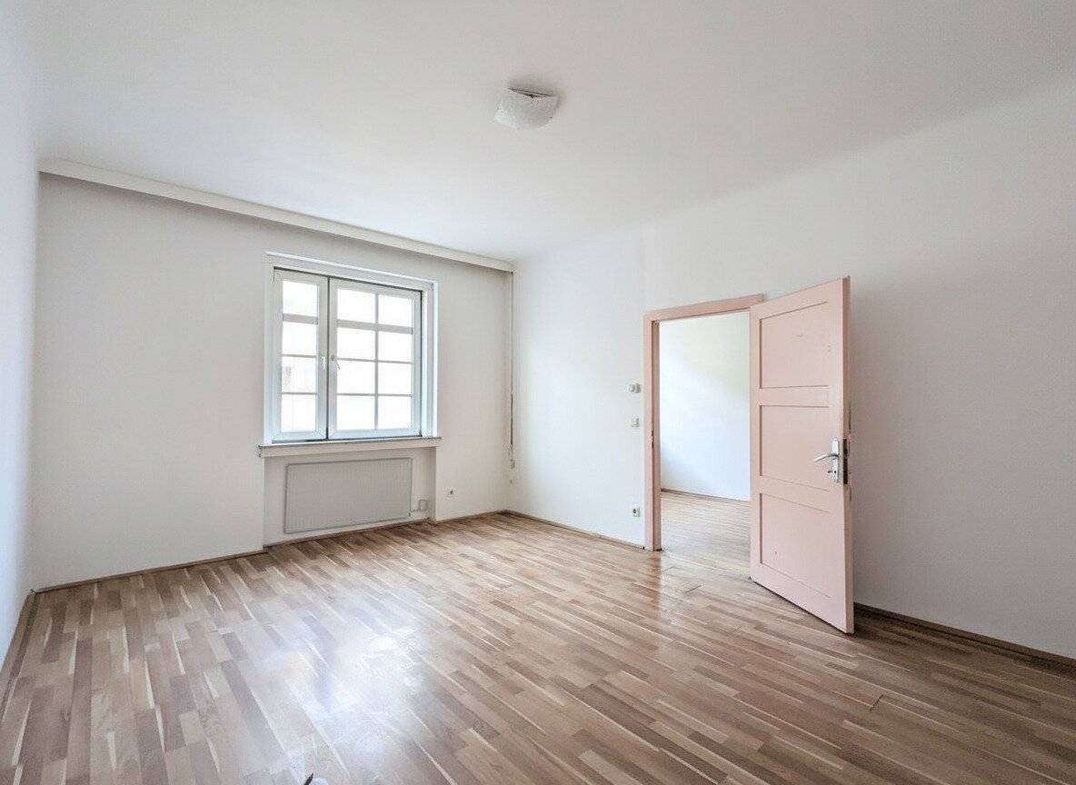 ++NEW++ 3-Room Old-Building Apartment (needs renovation) with lots of potential