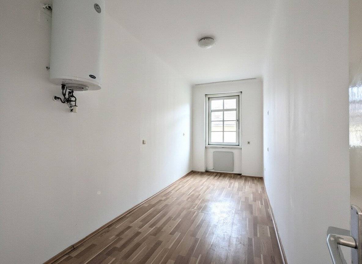 ++NEW++ 3-Room Old-Building Apartment (needs renovation) with lots of potential