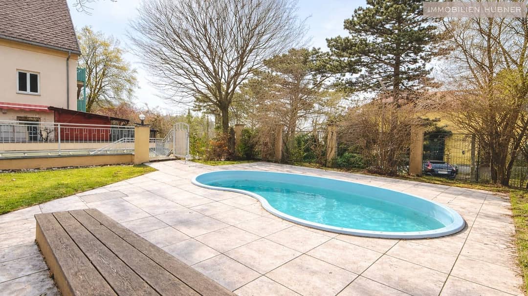 Aussenfläche und Pool