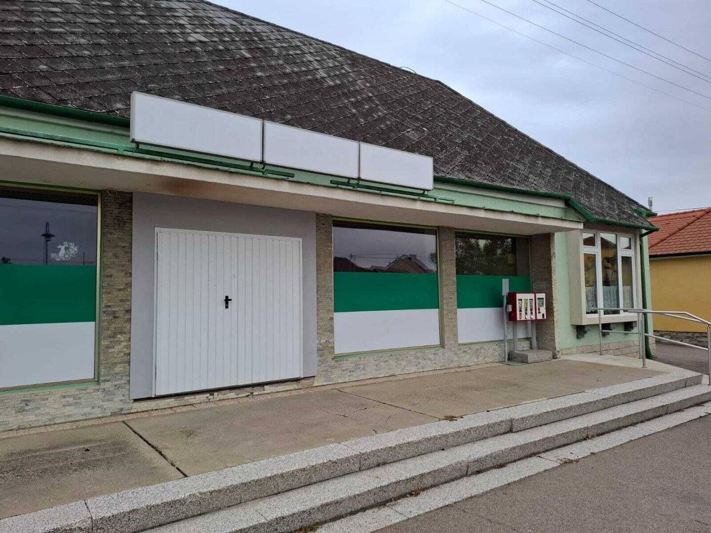 Geschäftslokal mit 200 m² und 300 m² Lager in Seefeld-Kadolz