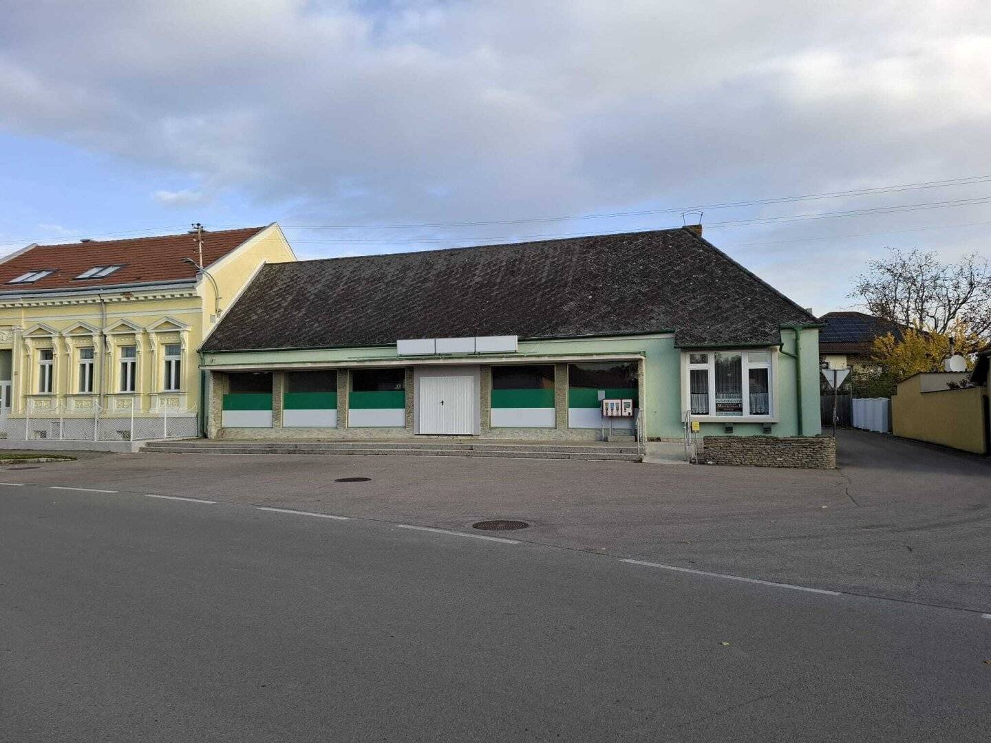 Geschäftslokal mit 200 m² und 300 m² Lager in Seefeld-Kadolz