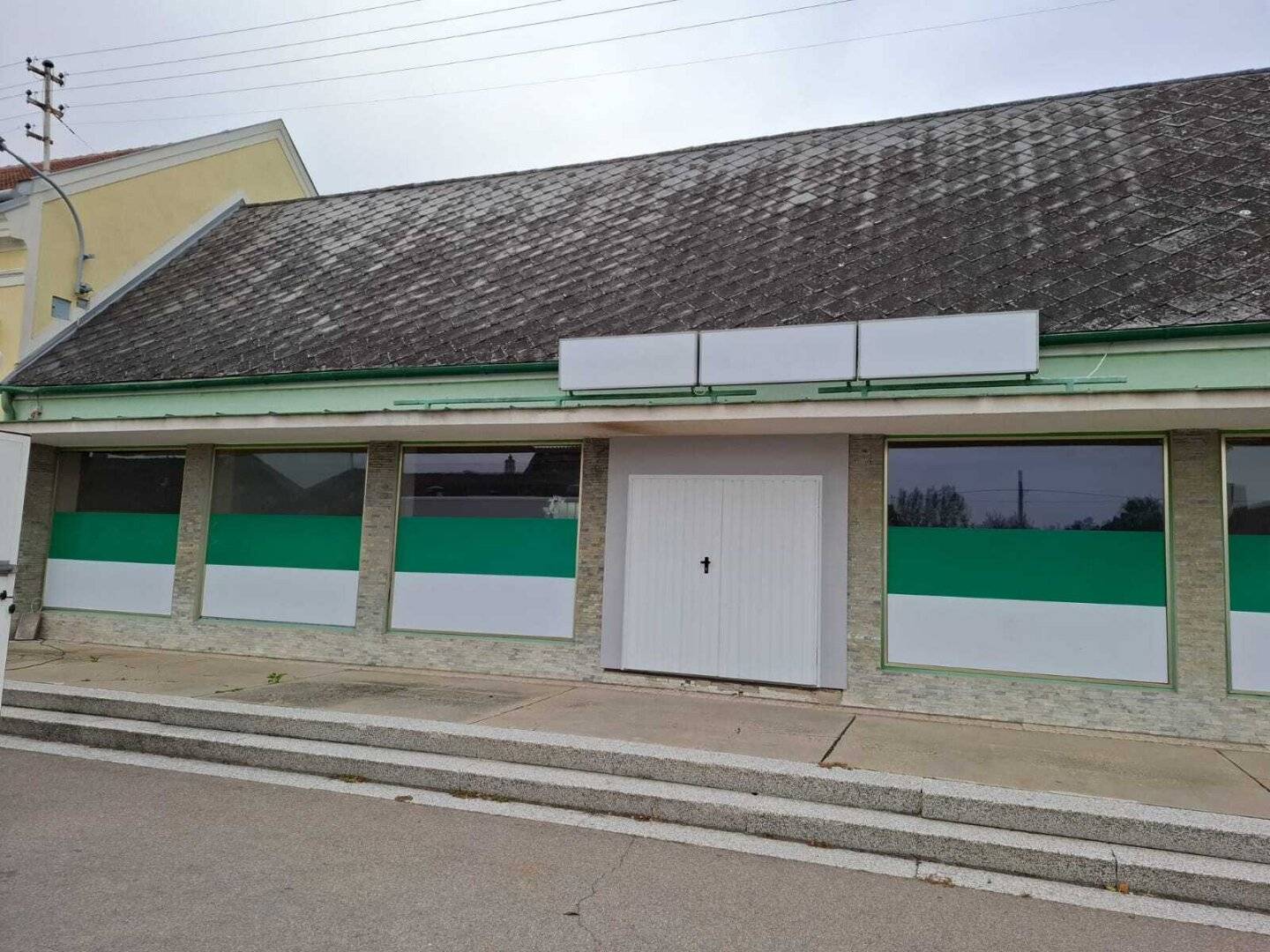 Geschäftslokal mit 200 m² und 300 m² Lager in Seefeld-Kadolz