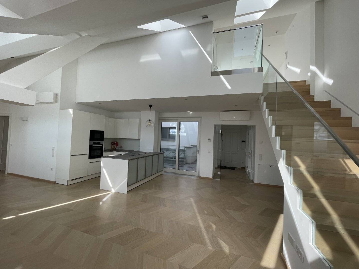 4 Zimmer-Maisonetten-Wohnung mit einer Terrasse und eigenem Studio im Oberbereich mit separatem zusätzlichem Eingang!