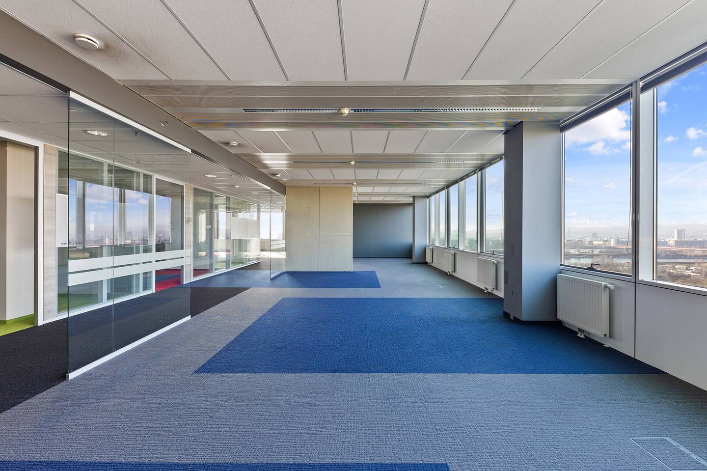 Moderne Büroflächen im Saturn Tower in 1220 Wien ca. 431 m² zur Miete