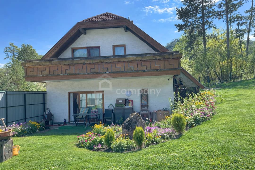 Berndorf: Ruhiges Landhaus mit 160 m² Wohnfläche, Kamin, Garage