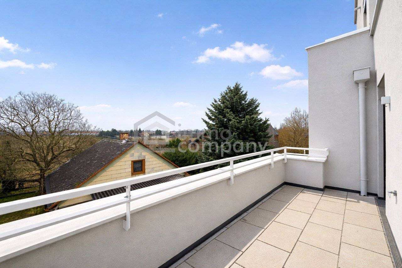 Attic apartment with terrace in green location