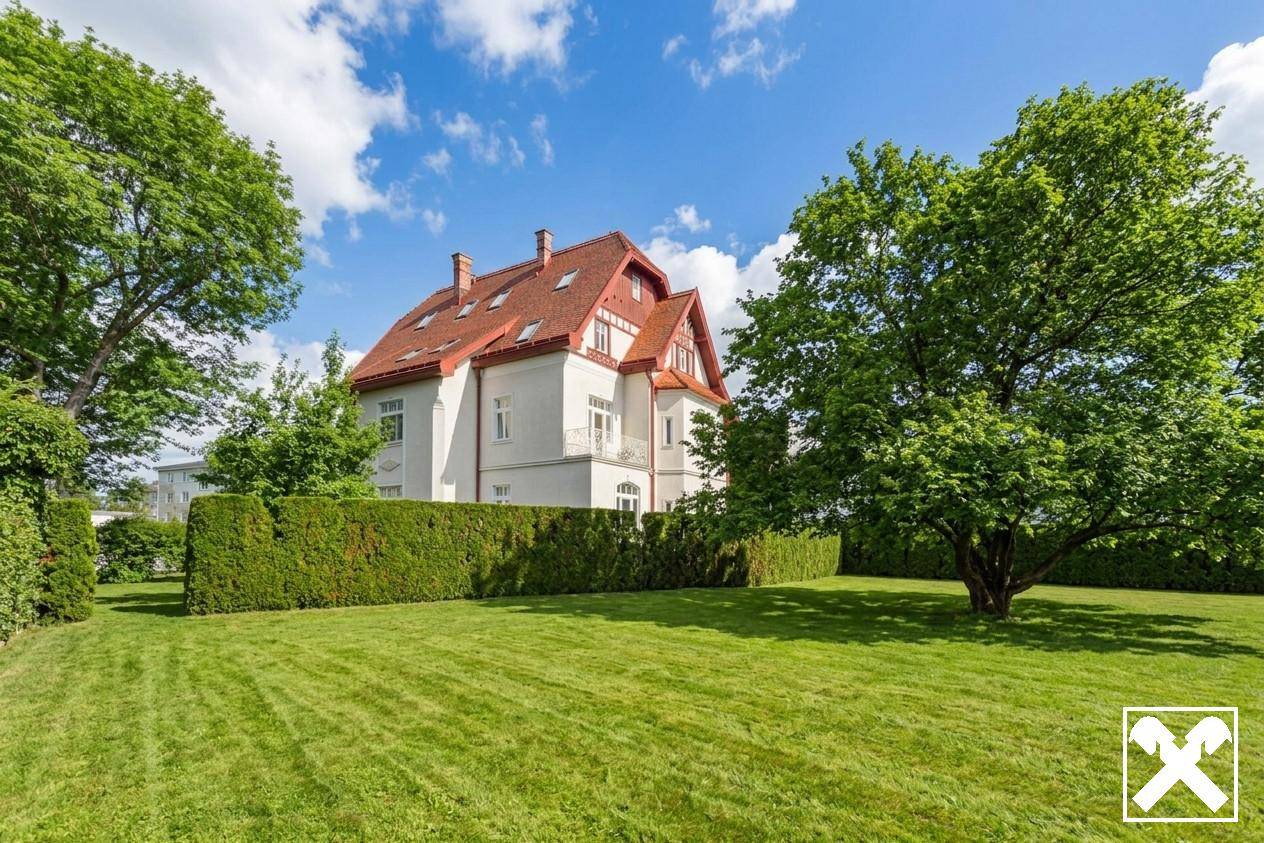 Villa in Neunkirchen: Lift, 453 m² Wohnfläche, 8 Freiplätze - zentral
