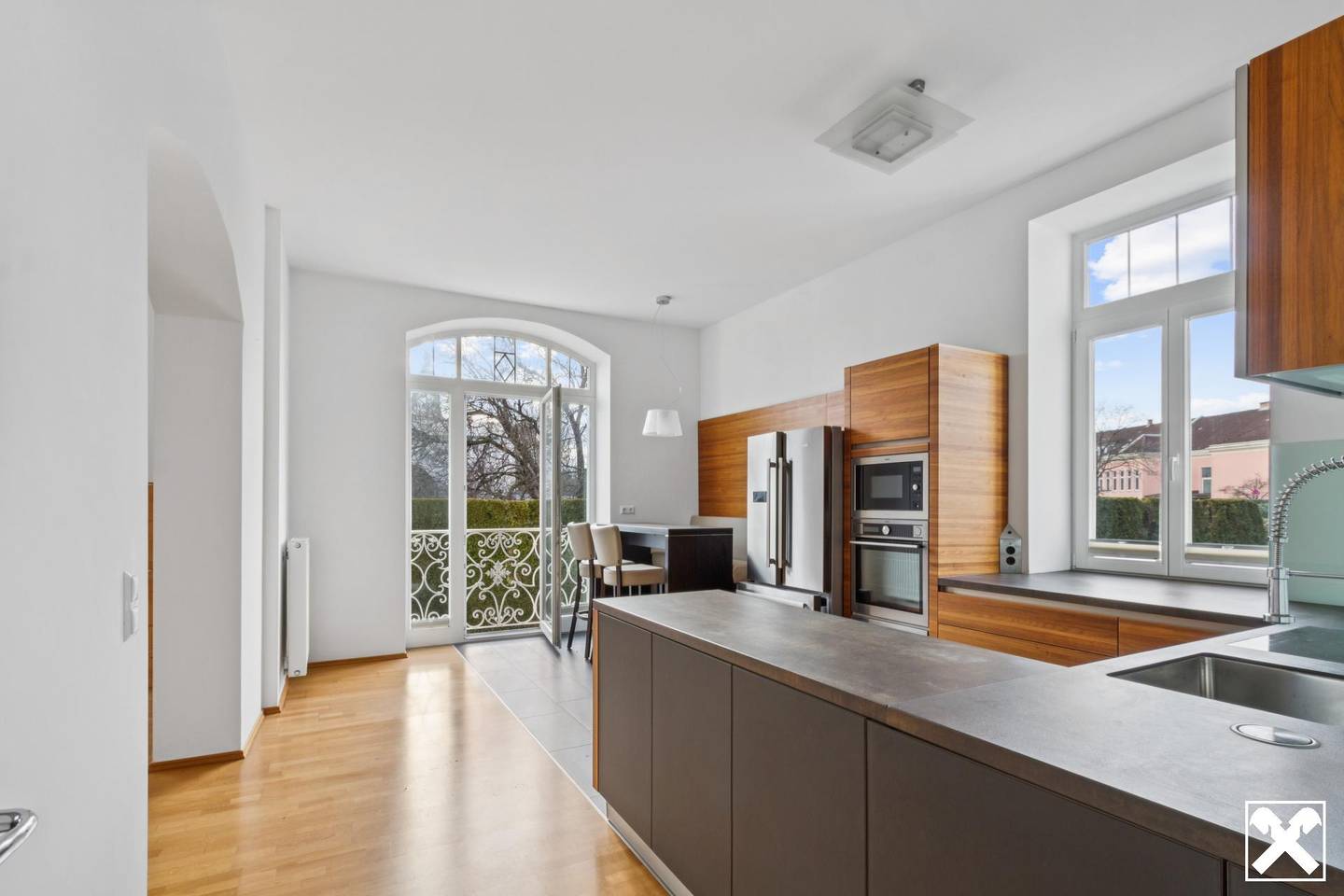 Villa in Neunkirchen: Lift, 453 m² Wohnfläche, 8 Freiplätze - zentral