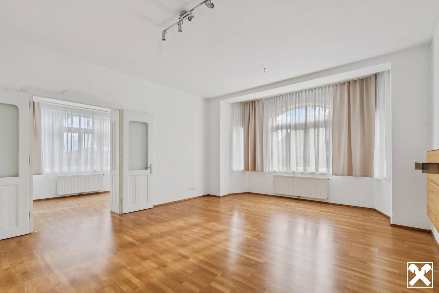 Villa in Neunkirchen: Lift, 453 m² Wohnfläche, 8 Freiplätze - zentral