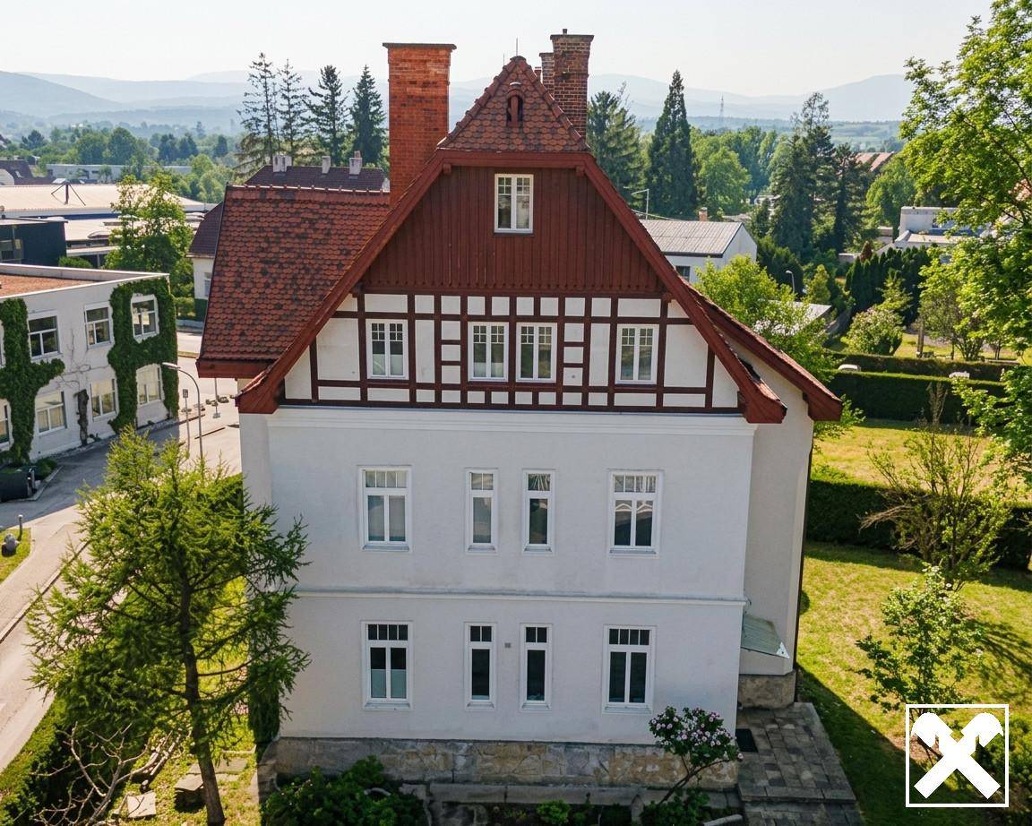 Villa in Neunkirchen: Lift, 453 m² Wohnfläche, 8 Freiplätze - zentral