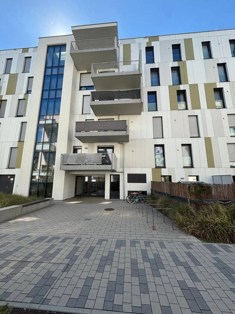 Helle Dachgeschosswohnung Balkon Tiefgaragenplatz