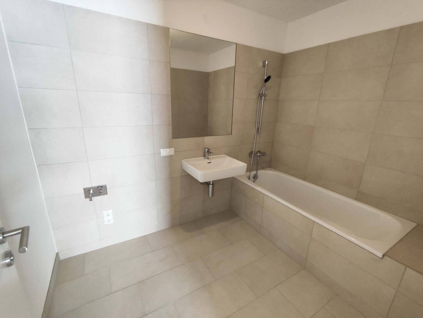 New build first occupancy 2-room apartment with balcony on 4th floor Top 1/32