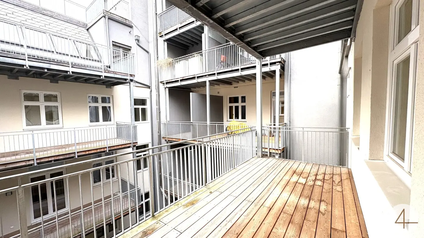 Altbauwohnung nahe Laaer Wald mit großem Balkon