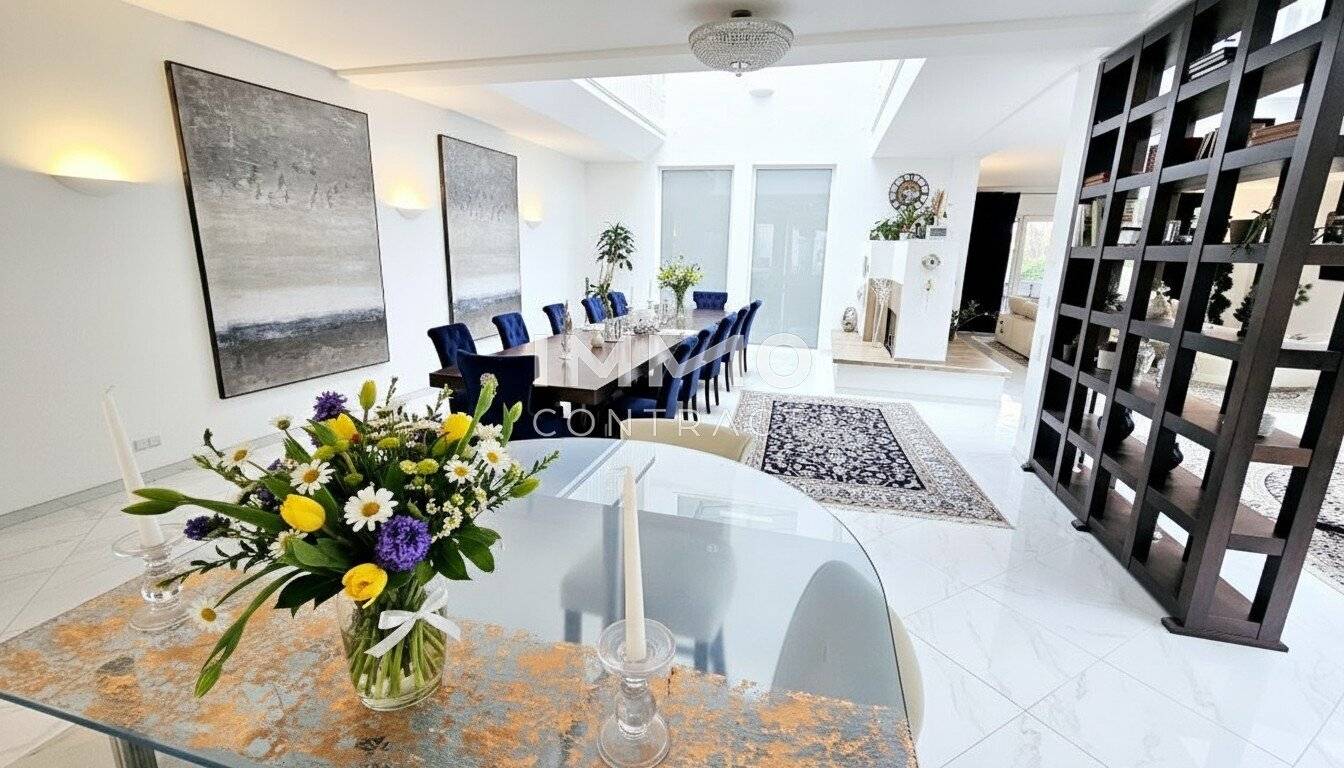 Zeitlose Architektur trifft Großzügigkeit - Designvilla mit Indoor-Pool und Einliegeroption