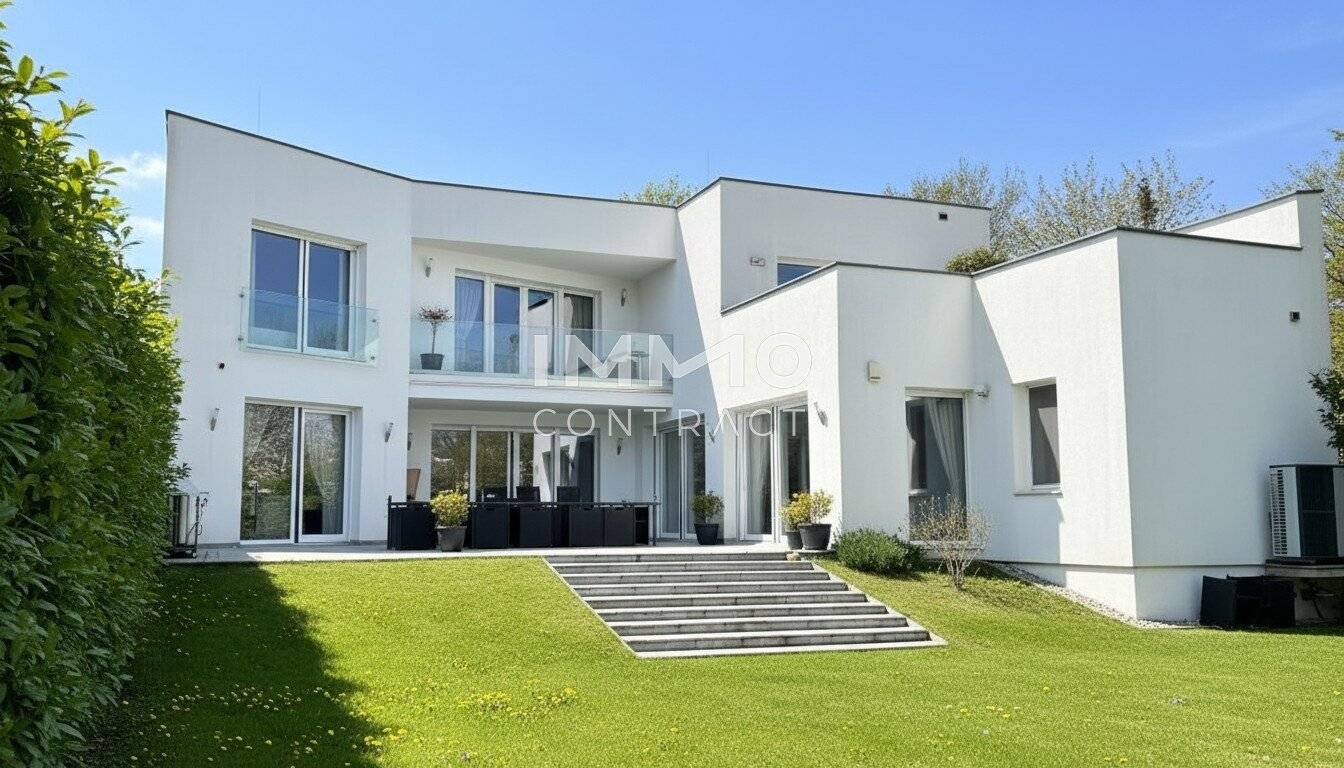 Zeitlose Architektur trifft Großzügigkeit - Designvilla mit Indoor-Pool und Einliegeroption